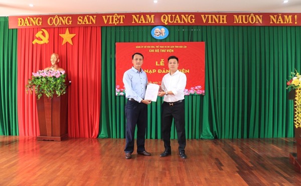 Chi bộ Thư viện tỉnh Đắk Lắk kết nạp Đảng viên mới