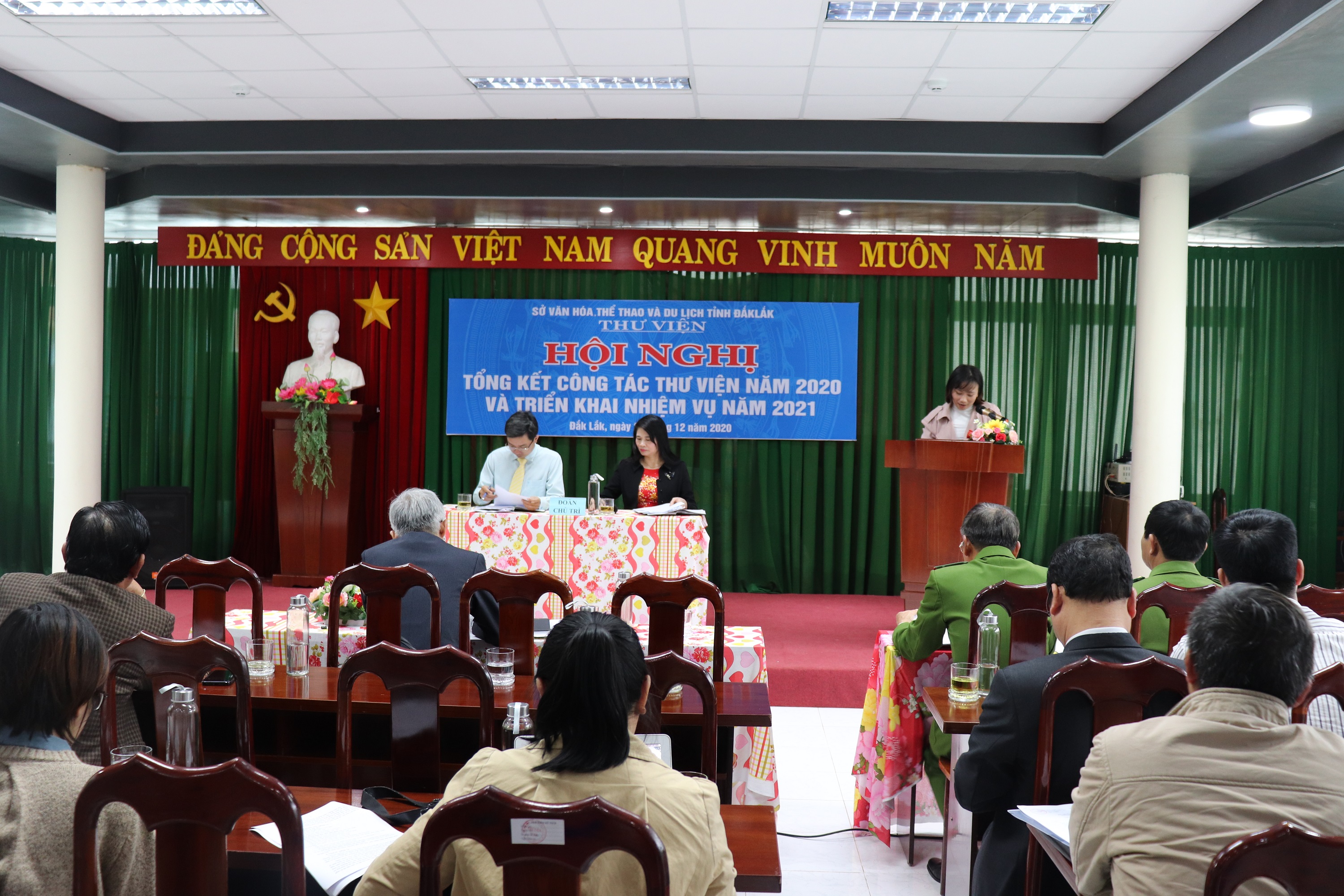 Đại hội nhận hoa chúc mừng của Đảng ủy Sở VHTT&DL
