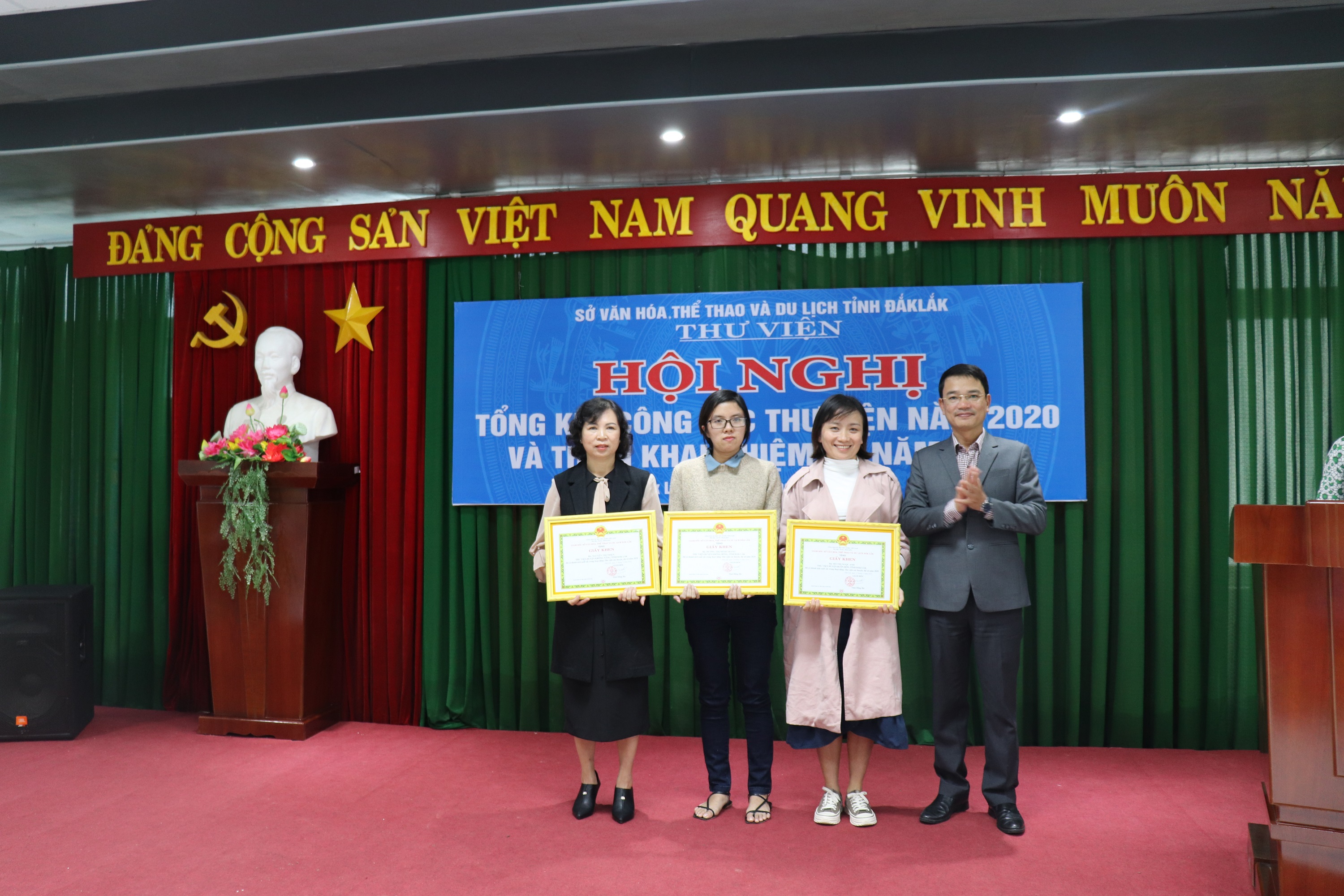 Đại hội nhận hoa chúc mừng của Đảng ủy Sở VHTT&DL